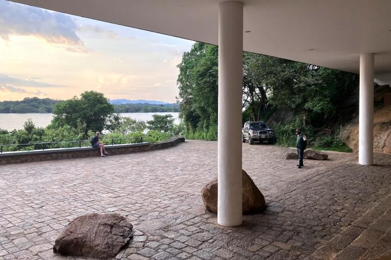 大きな洞窟の入口に到着したようなエントランス