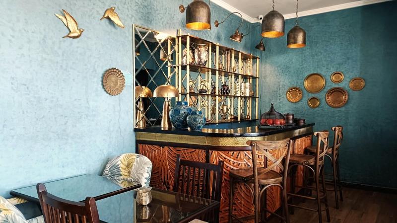 ブルーの落ち着いた壁紙が素敵なレストランバー