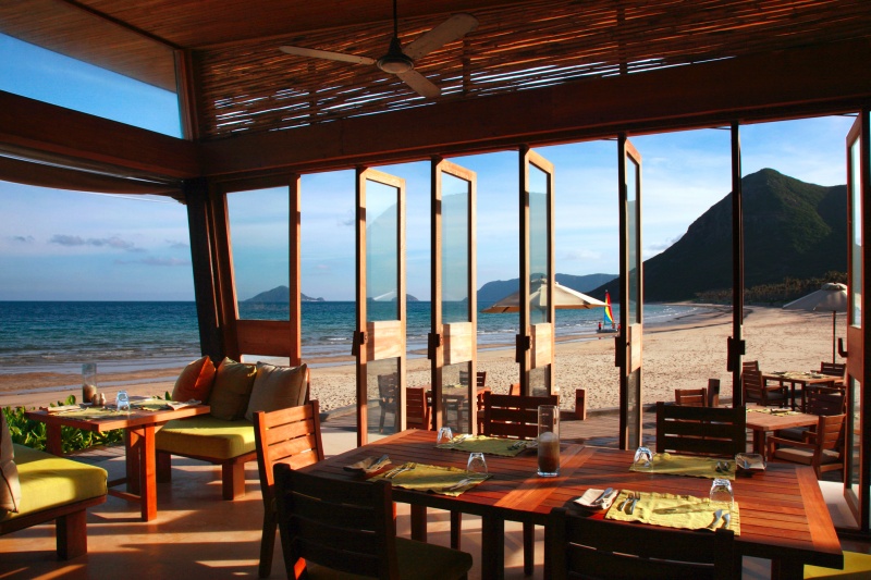 ビーチ沿いにあるレストラン、バイザビーチ（Photo by：Six Senses Con Dao）