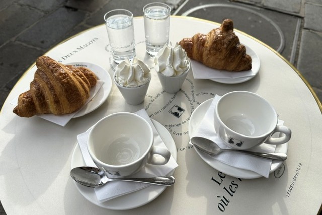 レ ドゥー マゴのテラス席でクロワッサンとホットチョコレートを楽しみました