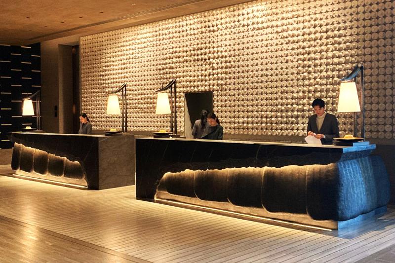 9階でエレベーターを降りると目の前にフロントがあります