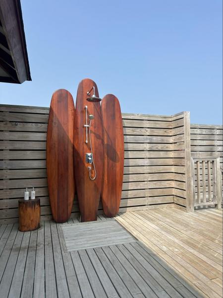 海やプールからあがると、シャワーがあります