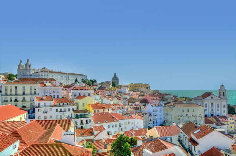 【リスボン】7つの丘に囲まれた、ポルトガルの首都リスボン。その街を縫うように、シンボル的存在のトラムが走っています。大航海時代を象徴する世界遺産「ジェロニモス修道院」や、エッフェル塔を設計したエッフェルの弟子が建設した「サンタ・ジェスタのエレベーター」など見どころ満載。人気のエッグタルトなら、門外不出のレシピで作られる老舗「パステイス・デ・ベレン」がおすすめ。