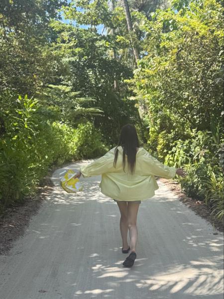 リゾート内のただの道。どこで写真とっても絵になるんです