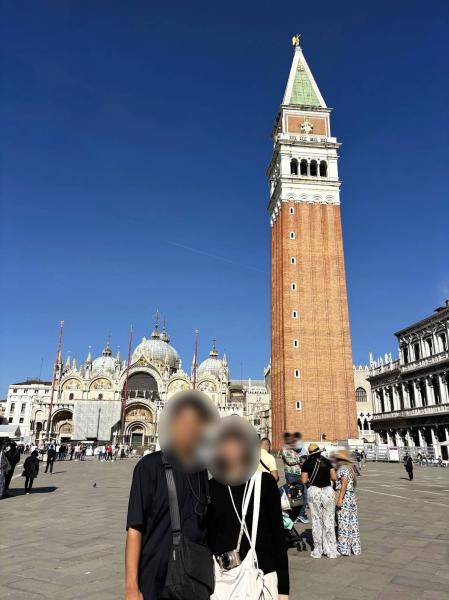 サンマルコ広場は、世界で最も美しいとされている広場です！ 歩き回る前なのでまだ元気です。笑