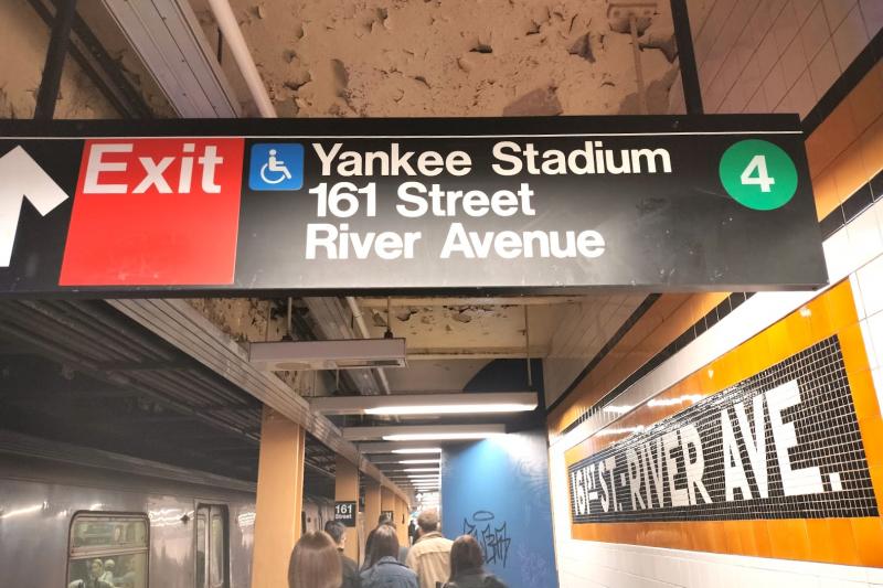 ヤンキースタジアム駅に着いたら、サインに従って出口に向かいます