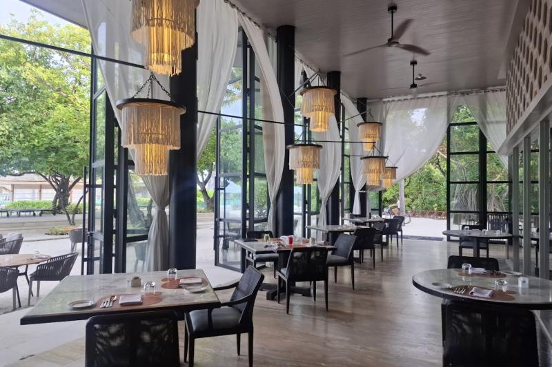 メインレストラン、アルバの開放的でスタイリッシュな空間