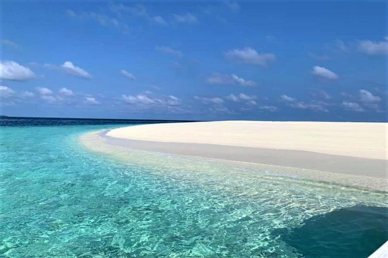 真っ白な砂浜と透き通った水に感動！