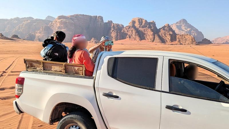 ４WDに乗るときは荷台部分に椅子が設置されているので、こんな感じで乗りながら風を感じます