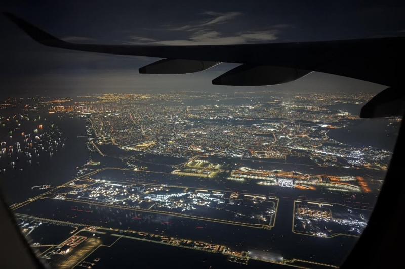 飛行機内から見下ろした、シンガポールのチャンギ国際空港の夜景
