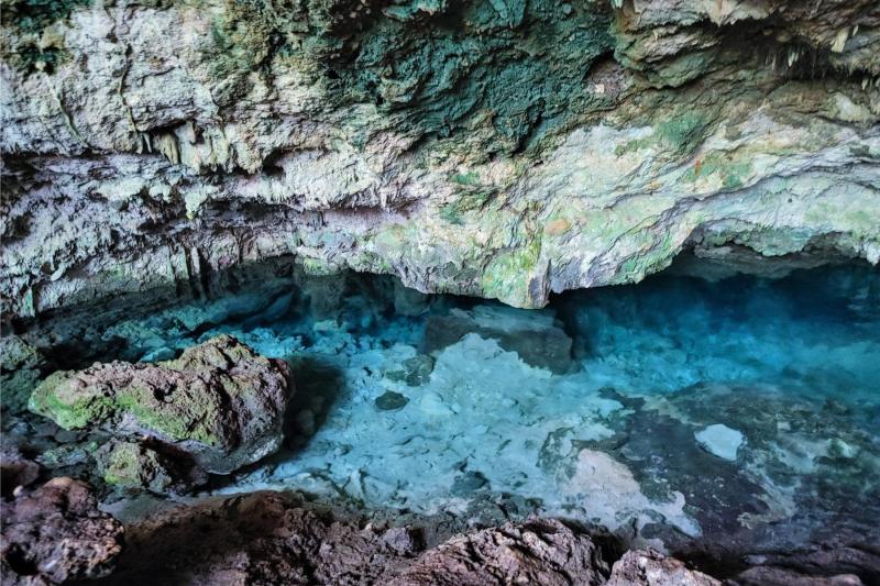 クザ洞窟もザンジバルの観光名所のひとつ。神秘的な洞窟内の水は驚くほど透明度が高く、いわば、メキシコのセノーテのよう。その中で泳ぎを楽しむというワイルドな体験が刺激的でした。