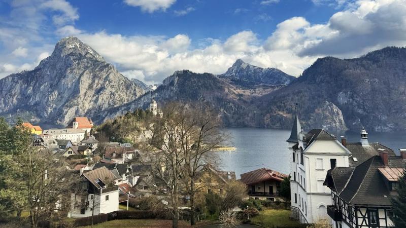 世界の車窓から♪ とても美しい山々や湖が広がります（進行方向左がきれい）