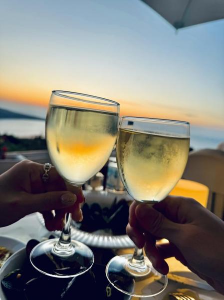 夕陽を眺めながらのワイン（サントリーニ島）