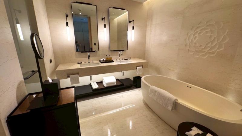 シンクはもちろんダブルシンク。アメニティはパークハイアット独自のル ラボです