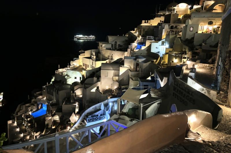 静寂に包まれたサントリーニ島の夜