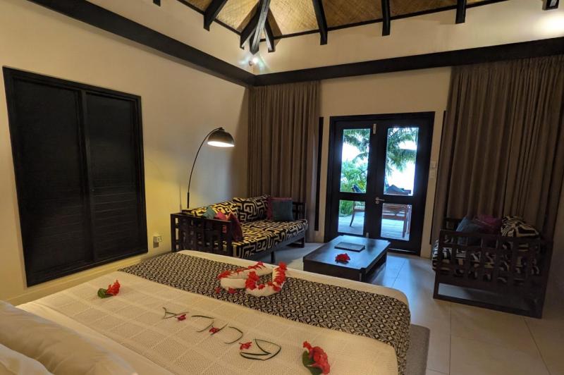 窓は小さめですが、ベッドから海が見えます