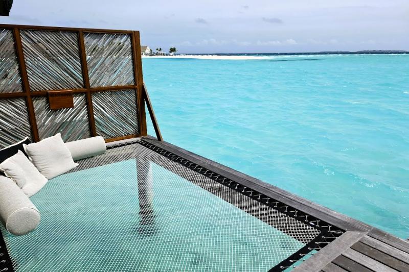 水上ハンモックから海の中の魚たちを間近で観察できます