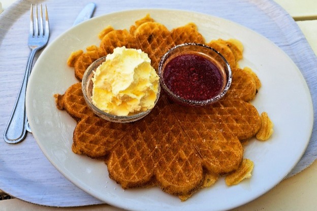 ヴィスビーのアルメダーレン（公園）近くのカフェで食べたワッフル