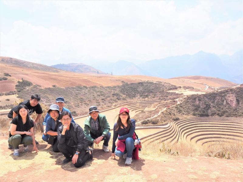 ペルー視察チームと、モライ遺跡にて記念写真をとりました