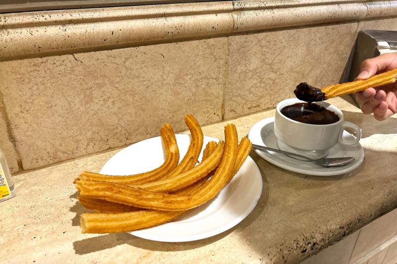 マドリードのカフェ「Chocolateria San Gines」のチュロス。チョコはほどよい甘さで、チョロスはカリカリ！ もっと食べたかったけど1皿で我慢