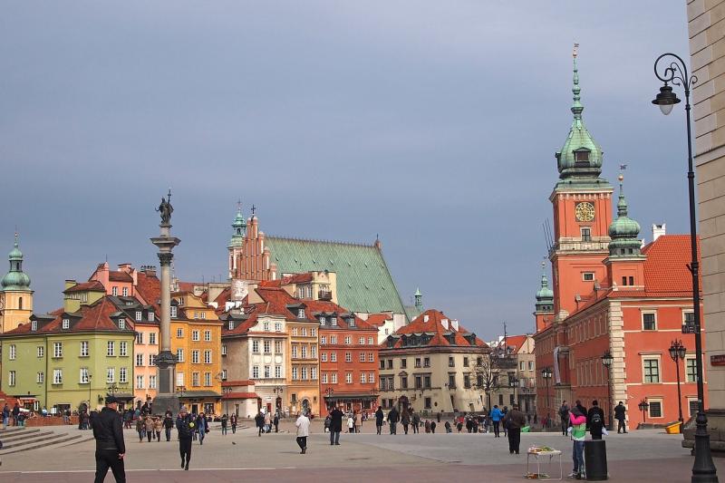 ◆ワルシャワ歴史地区（Historic Centre of Warsaw）／1980年登録17世紀よりポーランドの首都となったワルシャワ。幾度となく周辺国や他民族の侵攻を受けてきましたが、第二次世界大戦ではドイツによって町は破壊し尽くされてしまいました。戦後、国民はワルシャワの復興と町の復元を目指して立ち上がり、「壁のひび一本にいたるまで忠実に」再建しました。そのため旧市街には今も、戦前の美しいワルシャワの街並みが 広がっています。