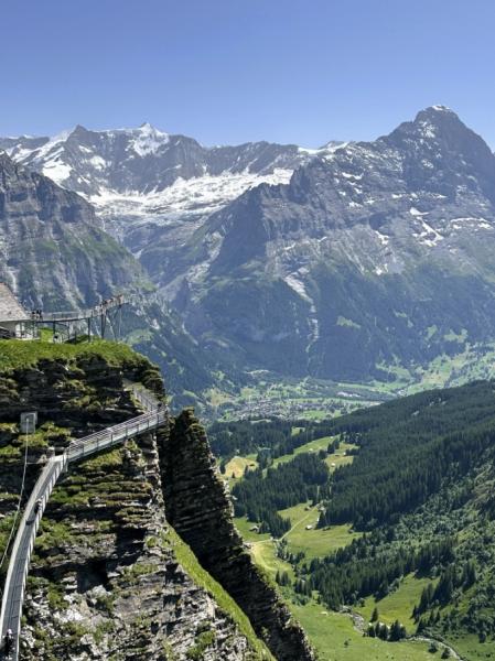 展望遊歩道のフィルスト クリフウォーク（グリンデルワルト）