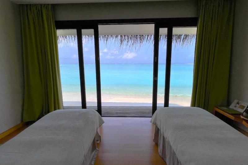 スパではきれいなラグーンを前に至福のひとときを