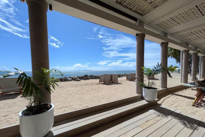 サンドカーペットでパノラマのシービューを楽しめる「タタブ グリル＆バー」