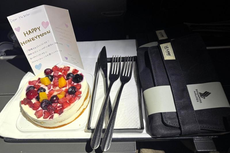 行きの飛行機（シンガポール航空）でもお祝いしてもらいました