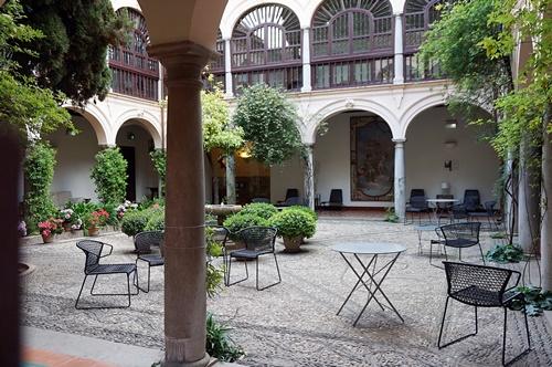 回廊に囲まれた中庭があり、キリストとイスラムの建築様式が融合した空間が広がります