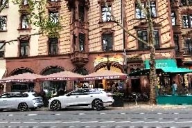 ▶アドルフ ヴァーグナー 老舗レストランで、店内席はもちろん、テラス席・中庭席・横庭席・裏庭席もある大きな店でした（写真：アドルフ ヴァーグナーの外観）。ここでは塩味強めのフランクフルトソーセージ、ハンバーグステーキなどをサラダとともにいただきました。