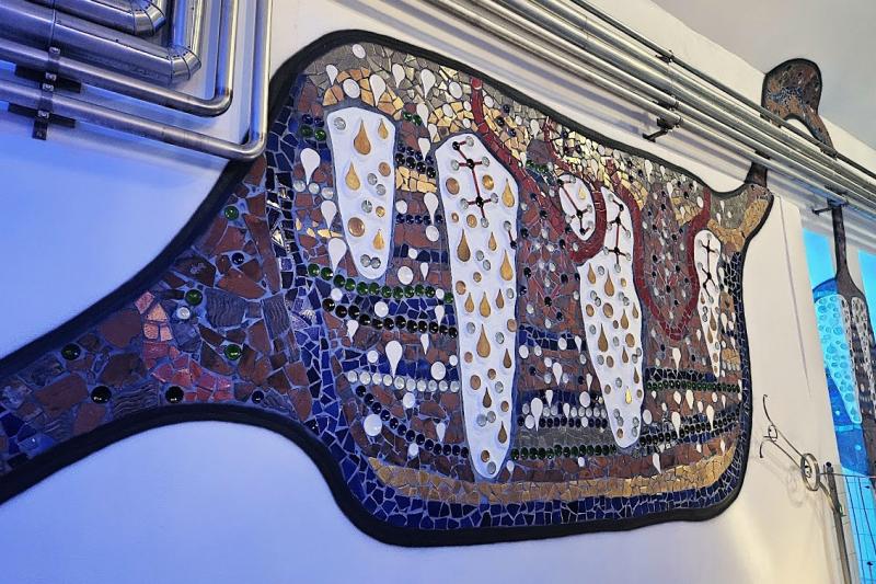 さまざまな色や形のタイルが使われたアート