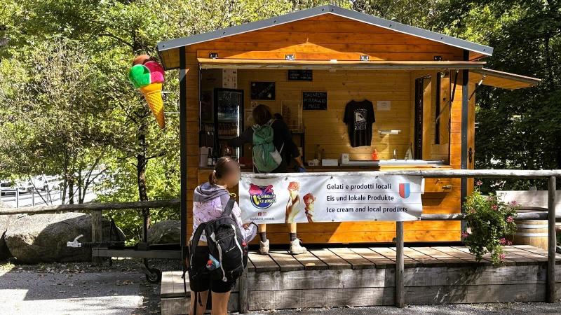 ガンネのバス停前にあるキオスク