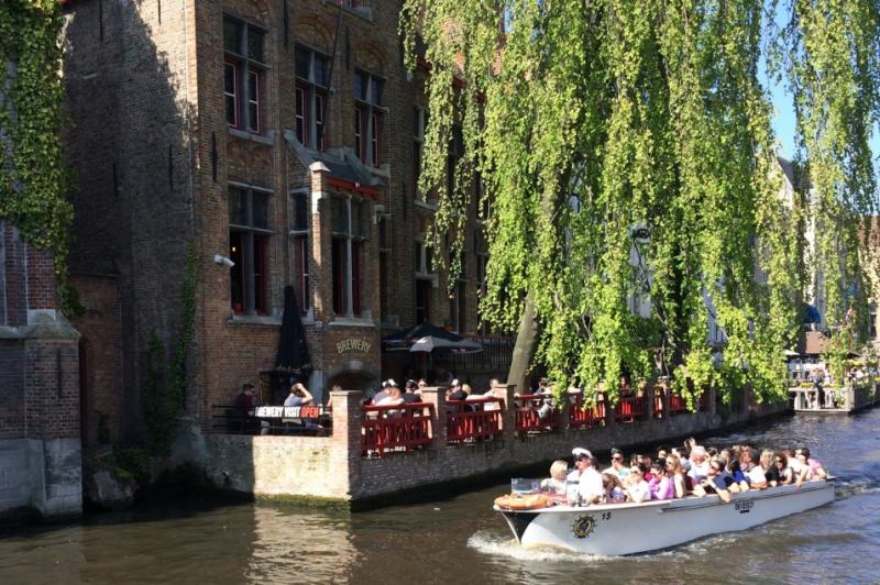 運河をボートで遊覧できるブルージュ