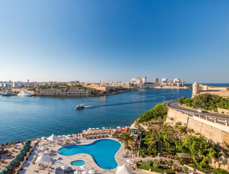 【グランド ホテル エクセルシオール】バレッタのバロック建築の街並みを見下ろす「グランド ホテル エクセルシオール マルタ Grand Hotel Excelsior Malta」。独立系の高級ホテルやリゾートが加盟する「プリファード ホテルズ＆リゾーツ」のメンバーです。