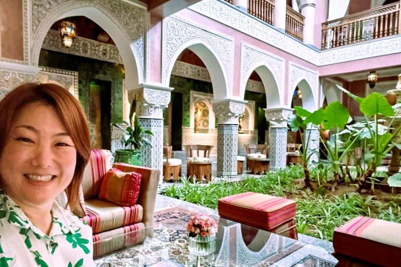 フロントで挨拶したあとは、このリヤドでウェルカムドリンクをいただきながらチェックインの手続きをします