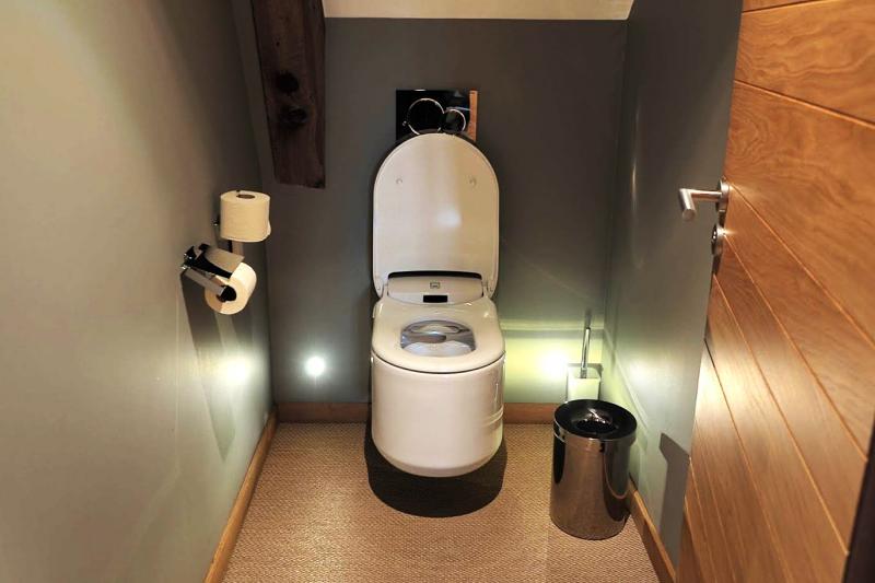 自動開閉のトイレはウォシュレット付きです