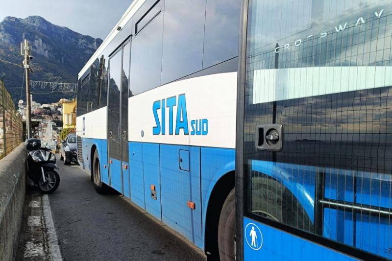路線バスSITA。道のギリギリに停車するので少々危険です。アマルフィとポジターノ間は約45分です