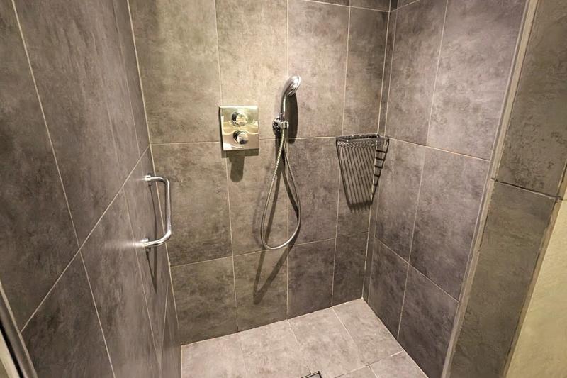 浴室はシャワーオンリーですが広くて使いやすそうです