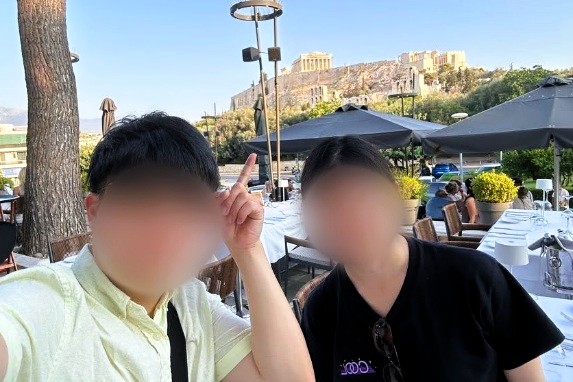 アテネのパルテノン神殿が見えるレストランでディナー