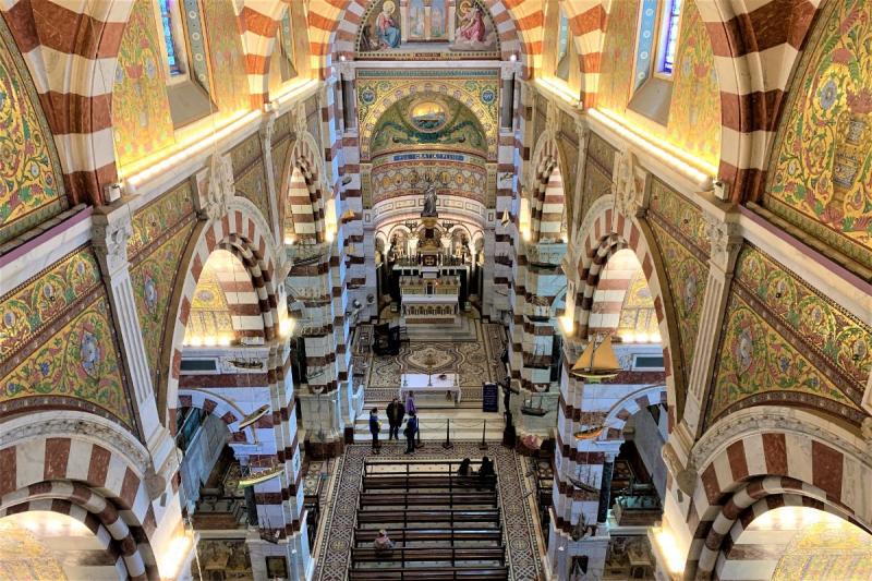 ロマネスク・ビザンチン様式の聖堂内です