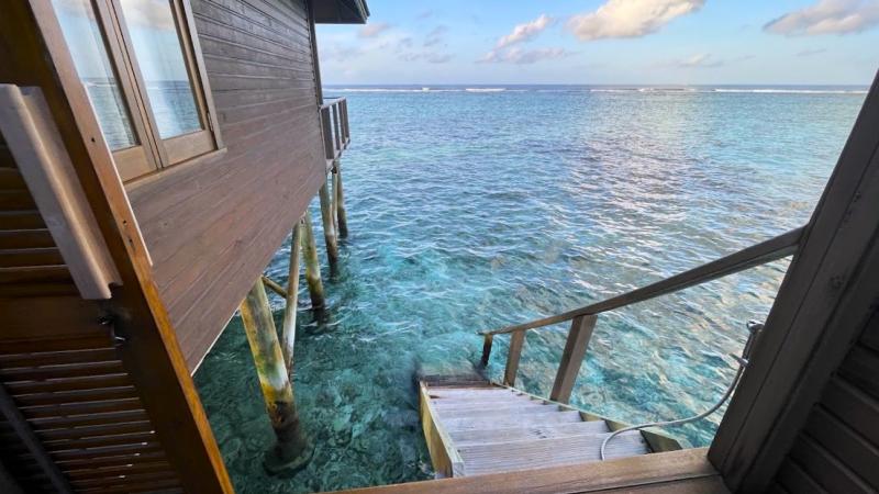 海に降りる階段