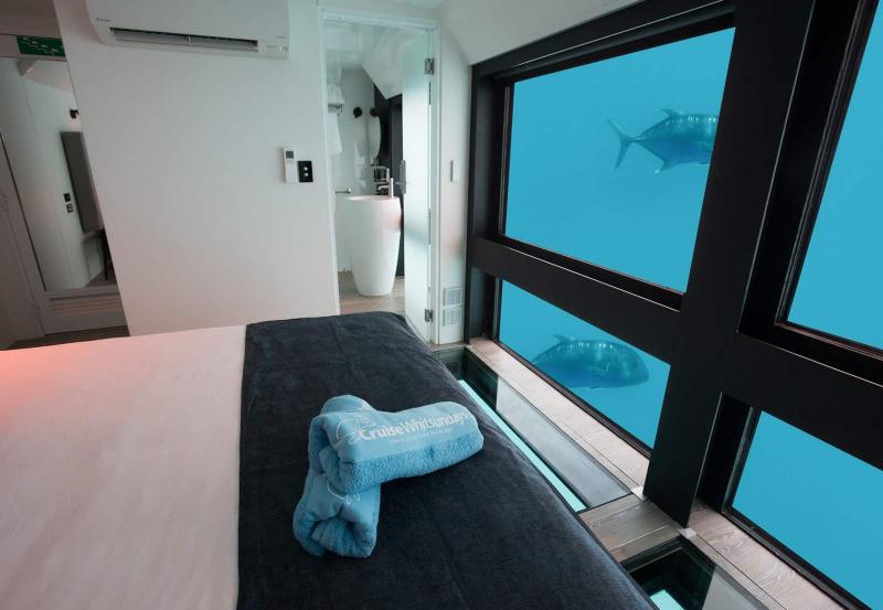 クルーズ ウィットサンデーズ リーフスイート（オーストラリア）オーストラリア初となる海中に客室がある水中ホテル。世界最大のサンゴ礁地帯グレートバリアリーフ（世界遺産）の中心部ハーディリーフに係留されたポンツーン（浮舟）で、日帰りツアーでも訪れることができます。水中のお部屋は2室。床から天井までの大きな窓から壮大な海中の景色を眺められます。《❹》