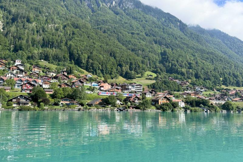 ブリエンツ湖クルーズ。翡翠色の水がとても美しかったです