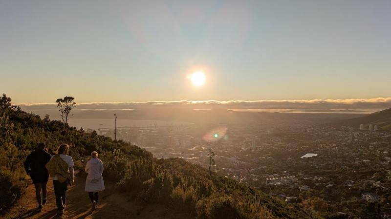 お日さまに照らされながら下山