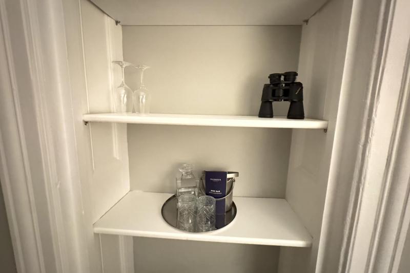 手作りジンのセットと双眼鏡