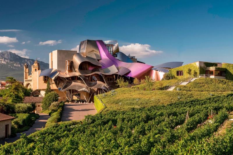 ホテル マルケス デ リスカル ラグジュアリー コレクション ホテル エルシエゴ（スペイン）ワインの産地として知られるバスク地方の小さな町エルシエゴにある5つ星ホテル。ビルバオ グッゲンハイム美術館を設計した著名な建築家フランク・ゲーリー氏が設計した近代的でユニークな建物が目を惹きます。シュラン1つ星獲得のレストランやワイナリーがあり、美食の旅にもおすすめです。《❺》